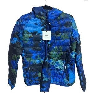 NWT $160 NWT Desigual LARGE
Floral Padded Puffer Jacket
"Estocolmo" $160